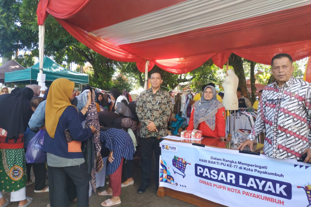 Dinas PUPR Payakumbuh gelar pasar murah dan pembagian sembako gratis di Hari Bakti PU ke-77