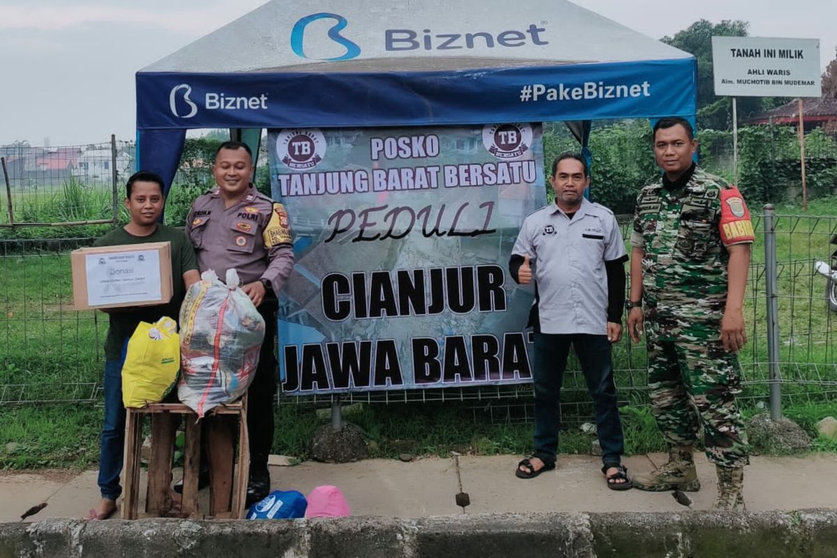 Polisi dan warga galang bantuan untuk korban gempa Cianjur