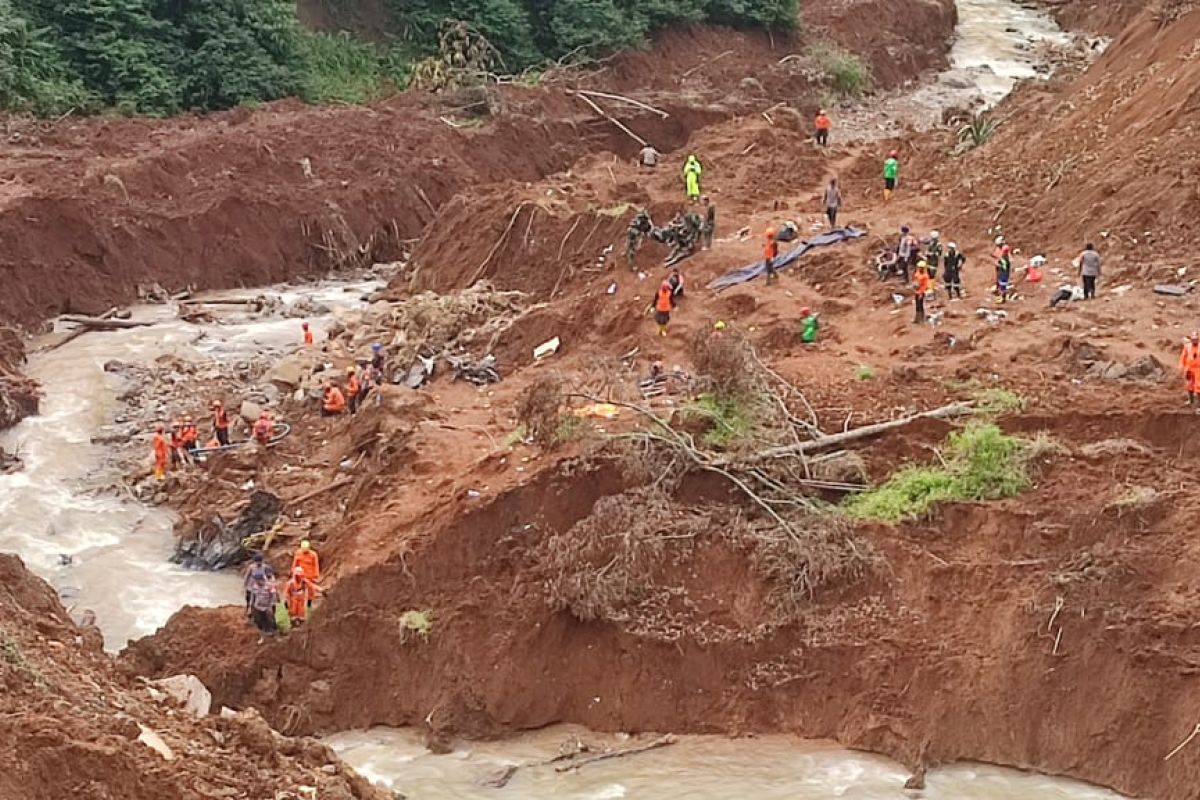 Evakuasi enam korban gempa Cianjur, Semen Padang apresiasi kinerja Relawan TRC