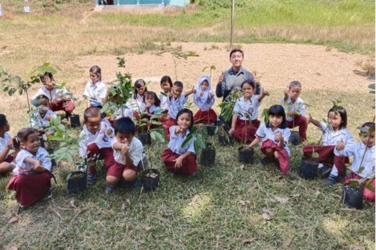 Peringati hari menanam pohon, murid SDN 3 Lemo tanam bibit buah