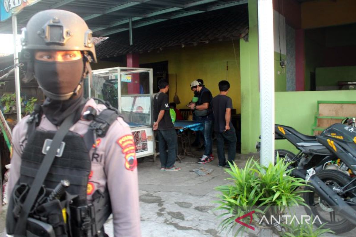 Densus 88 geledah rumah terduga teroris di Cemani Sukoharjo