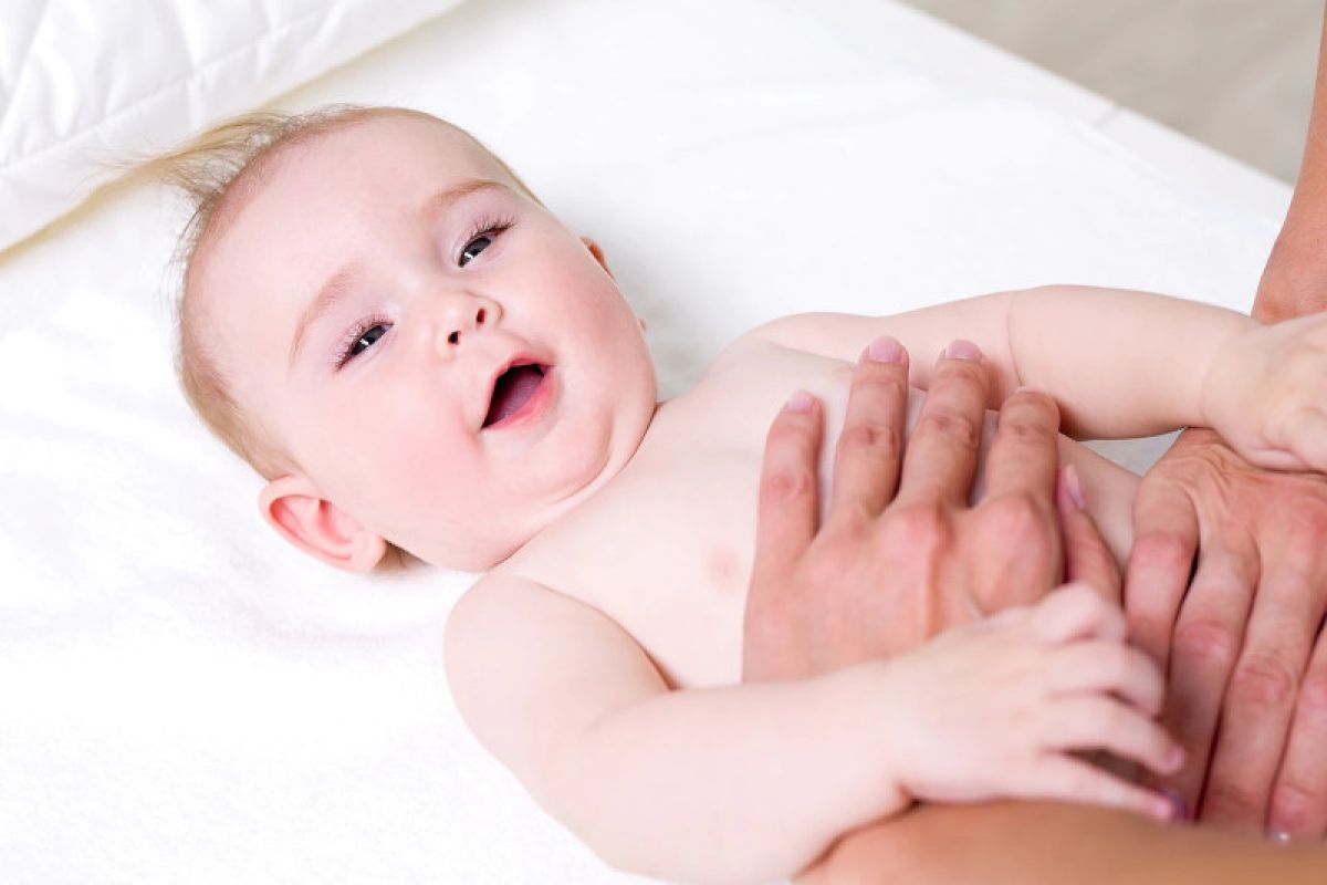 Teknik pijat bayi saat alami pilek hingga batuk berdahak