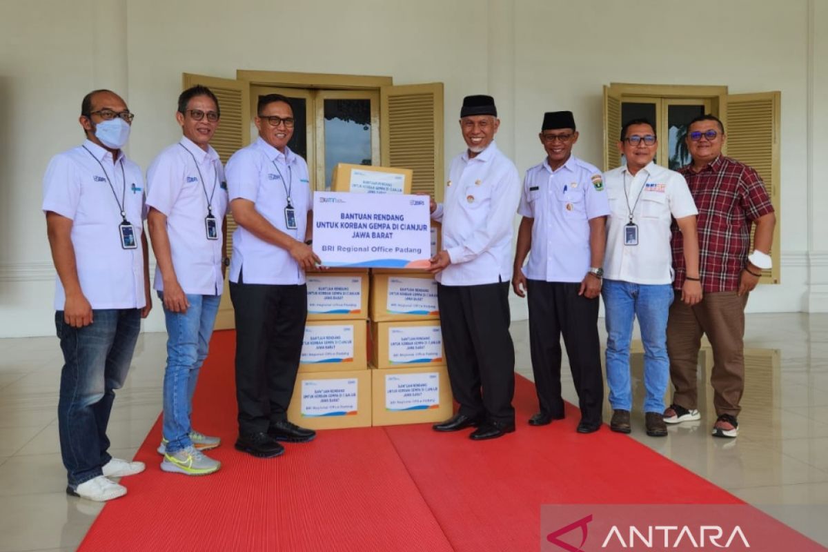 BRI RO Padang serahkan bantuan randang dan donasi untuk korban gempa Cianjur