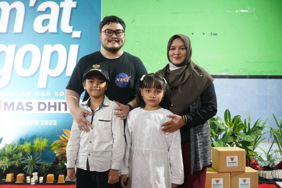 Bupati Kediri memfasilitasi anak penjual minuman dapat KIP