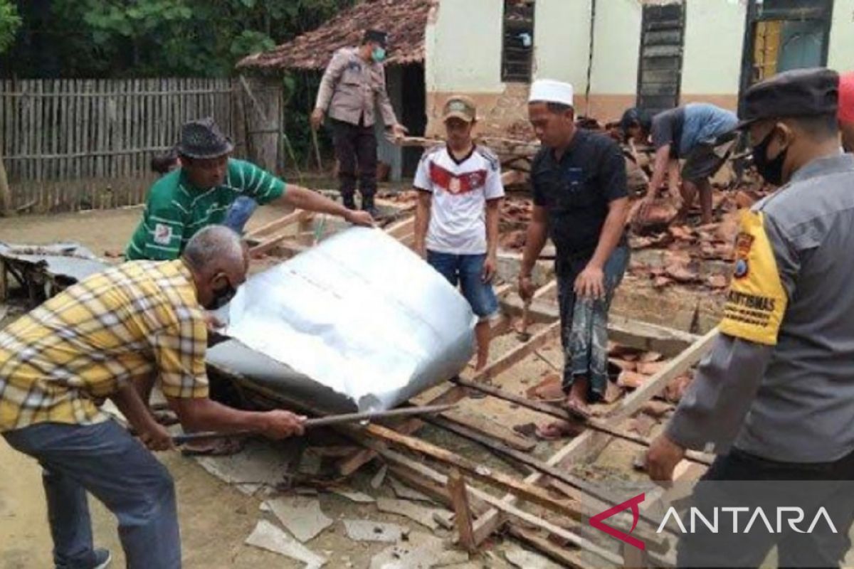 Pemkab Sampang santuni korban terdampak bencana angin kencang