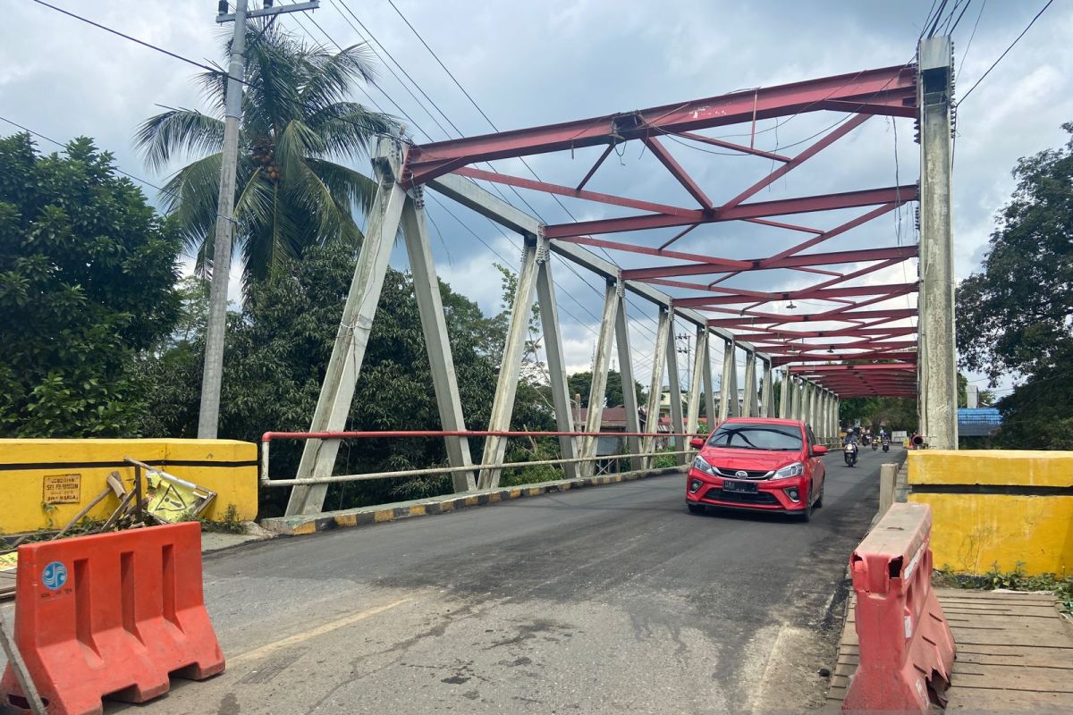 Roda empat sudah bisa melintas di Jembatan Paringin