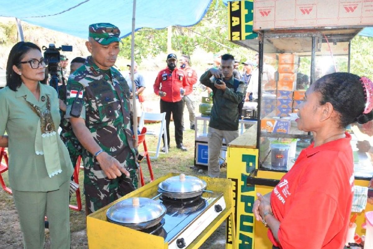 Korem 172/PWY serahkan bantuan pelaku usaha mama Papua penjual martabak