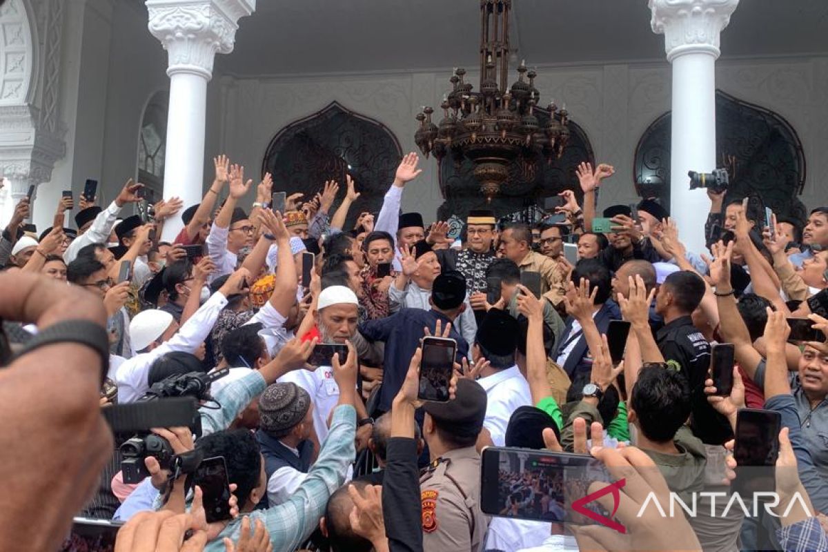 Anies Baswedan dikerumuni warga minta selfi di masjid Raya Baiturrahman