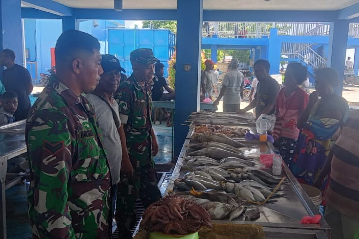 Koramil Biak Timur lakukan pemantauan harga ikan jelang Natal