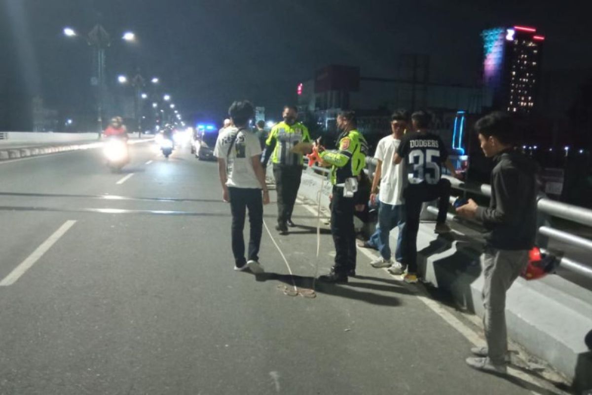 Duduk-duduk di jembatan layang, dua remaja tewas dihantam mobil