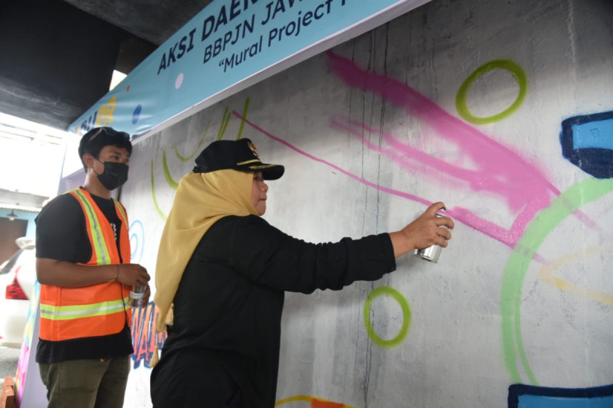 Bupati Sleman-BBPJN membuat mural di "flyover" Janti peringati Hari Jalan