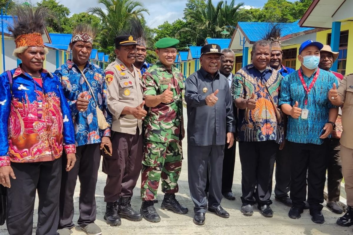 Bupati Jayapura meresmikan 15 unit rumah dinas ASN Distrik Unurum Guay