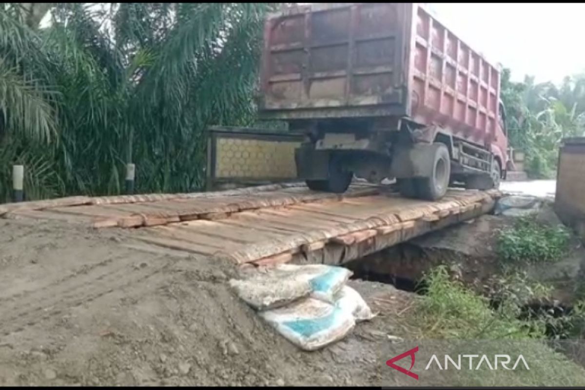 Dinas PUPR Mukomuko gunakan BTT bangun jembatan putus akibat banjir