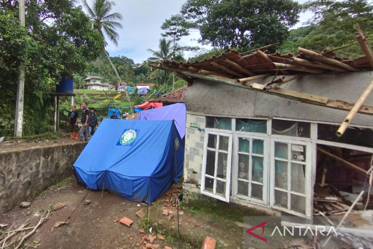 Korban gempa Cianjur siang hari tempati rumah