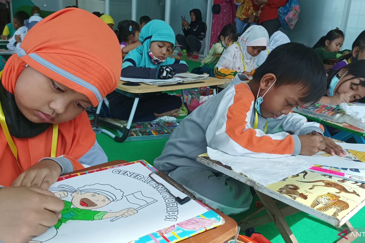 Kejari Tanjung Perak tanamkan pendidikan antikorupsi kepada anak-anak