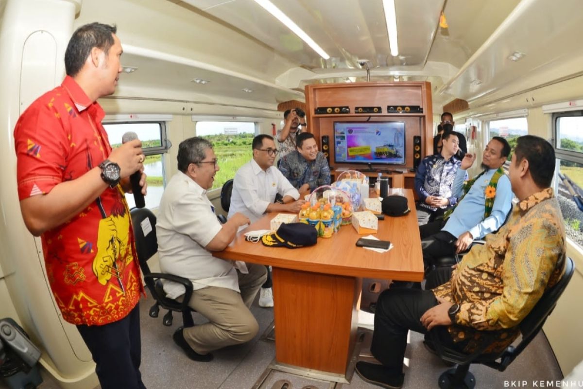 Minister Sumadi joins South Sulawesi railway line trial