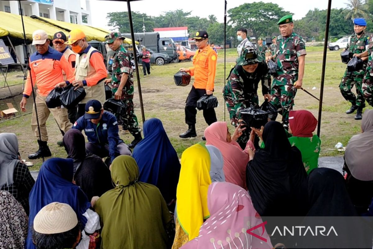 TNI membagikan sembako kepada warga di Lombok Tengah