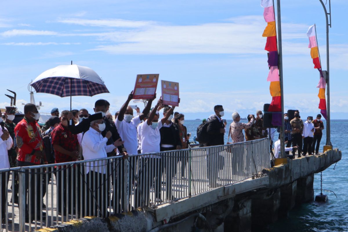 VP provides 45 boats to fishermen in Biak, Papua