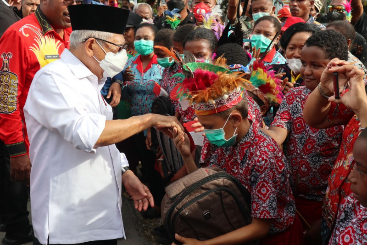 Ma'ruf Amin bagikan tas ke anak-anak sekolah di Biak Numfor