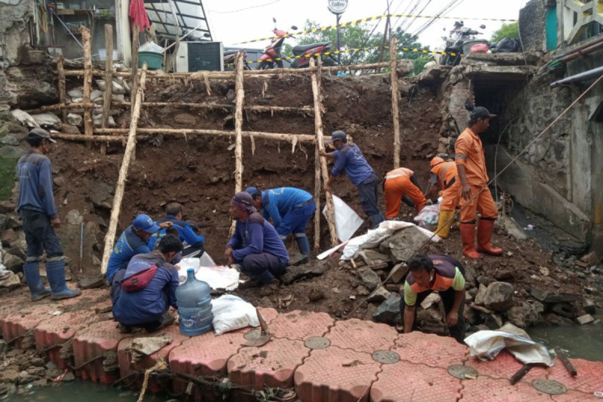 Petugas gabungan Jakarta Selatan tangani turap longsor  di Bukit Duri