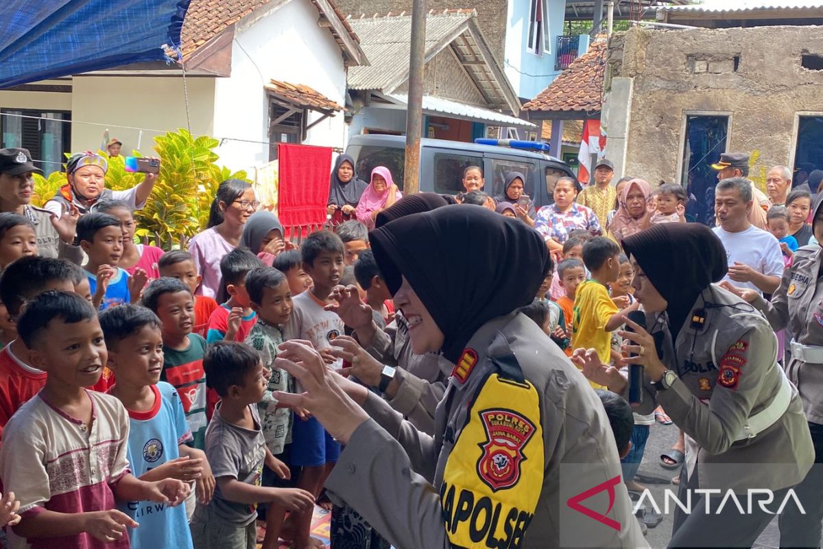 Personel BKO Polres Sukabumi Kota hibur anak korban gempa di Cianjur