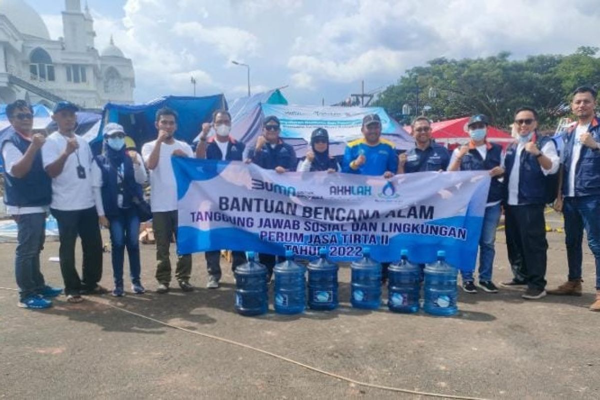 Direktur Jasa Tirta II Turun Langsung Bantu Air Bersih dan Air Minum Korban Gempa Cianjur