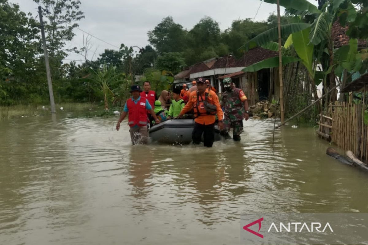 Sejumlah desa tergenang banjir, warga mengungsi