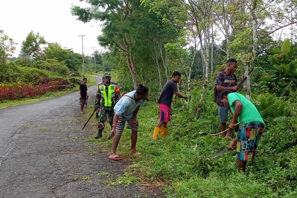 Koramil Biak Barat bersama warga bersihkan bahu jalan