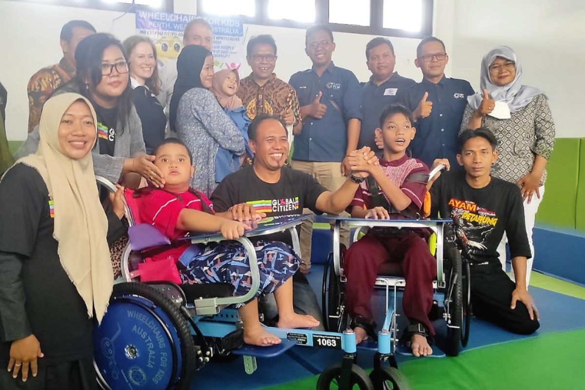 Unesa salurkan bantuan 300 kursi roda untuk anak disabilitas
