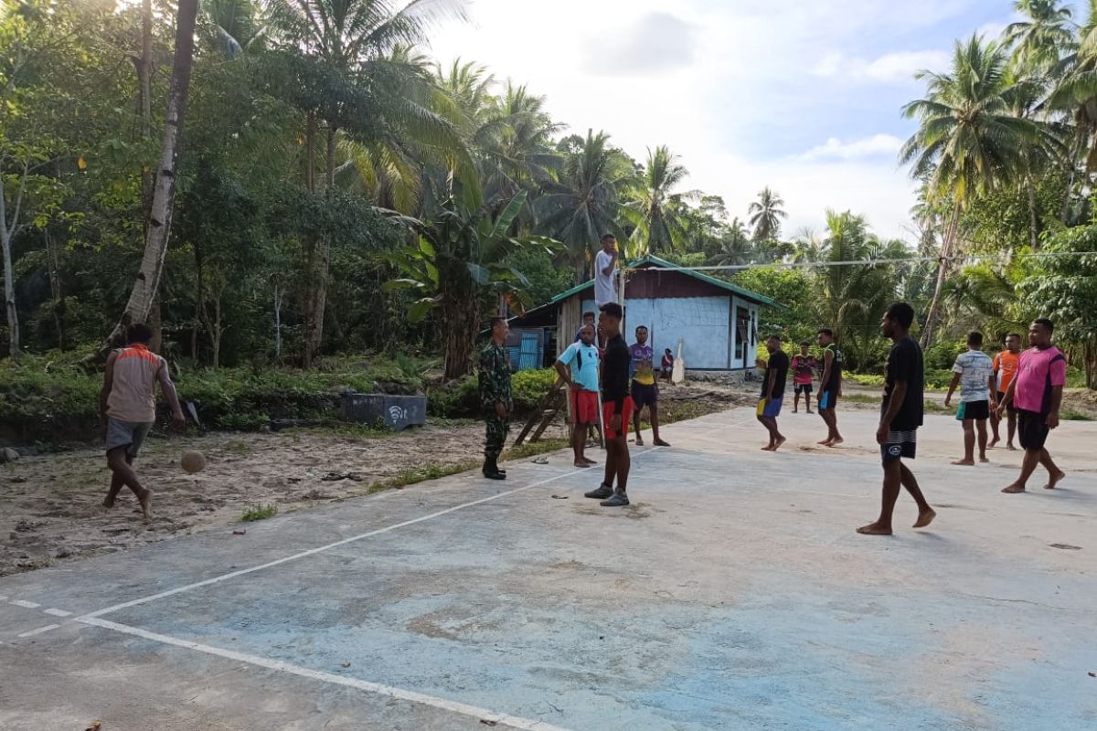 Posramil Warsa amankan pertandingan bola voli antar kampung