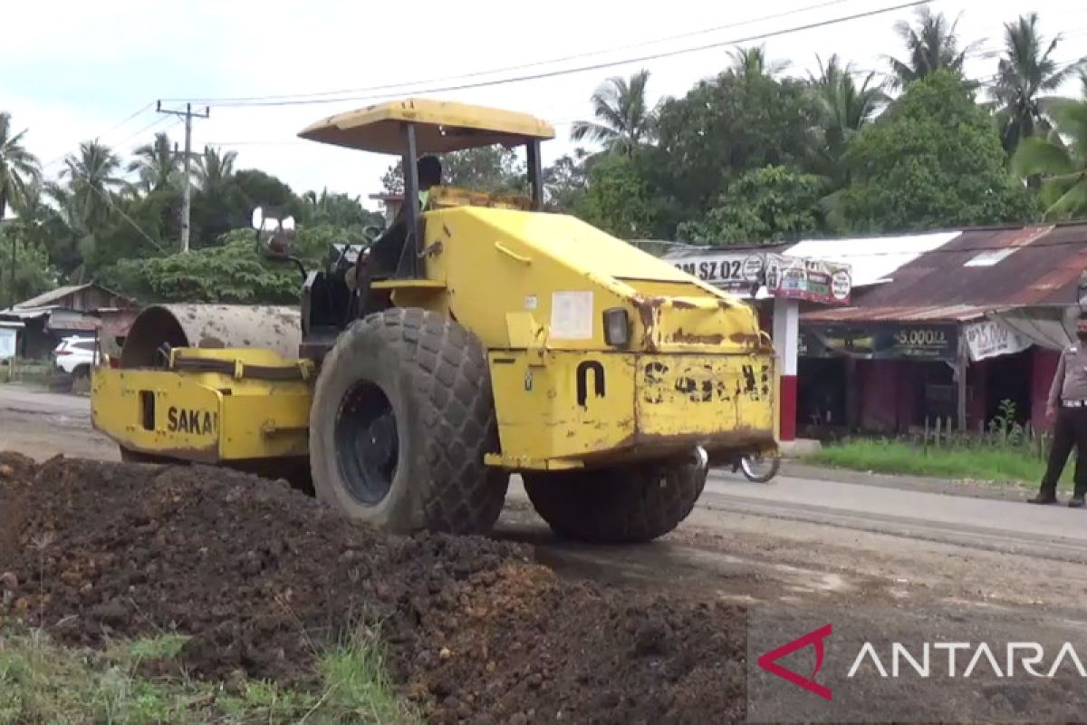 Jalan lintas Sumatera di Batanghari yang rusak mulai diperbaiki, truk batubara stop operasi