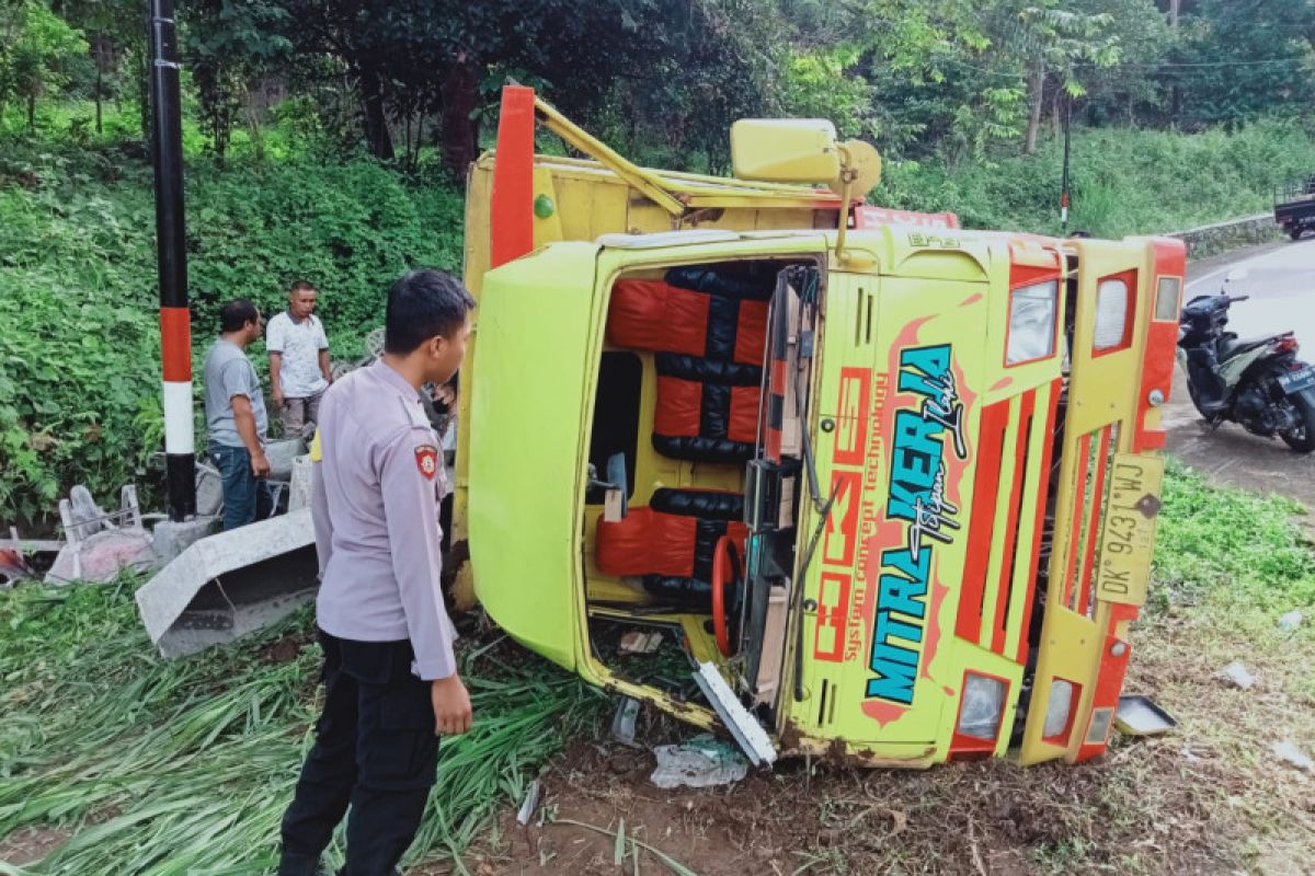 Rem blong, truk muatan 9 penumpang terguling di Sajang Lombok Timur