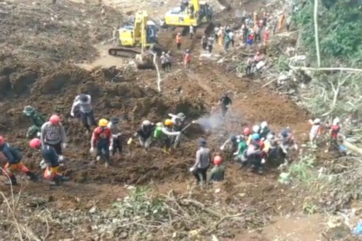 SAR team finds three bodies buried under avalanche in Cianjur