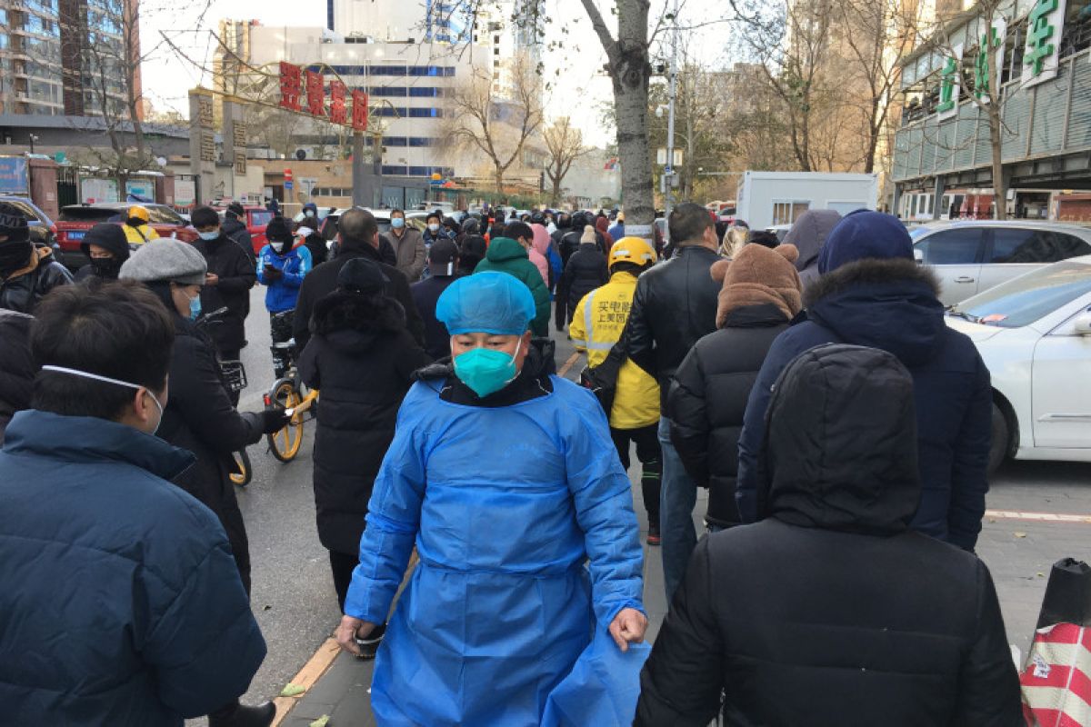 Tempat tes PCR di Beijing diserbu warga