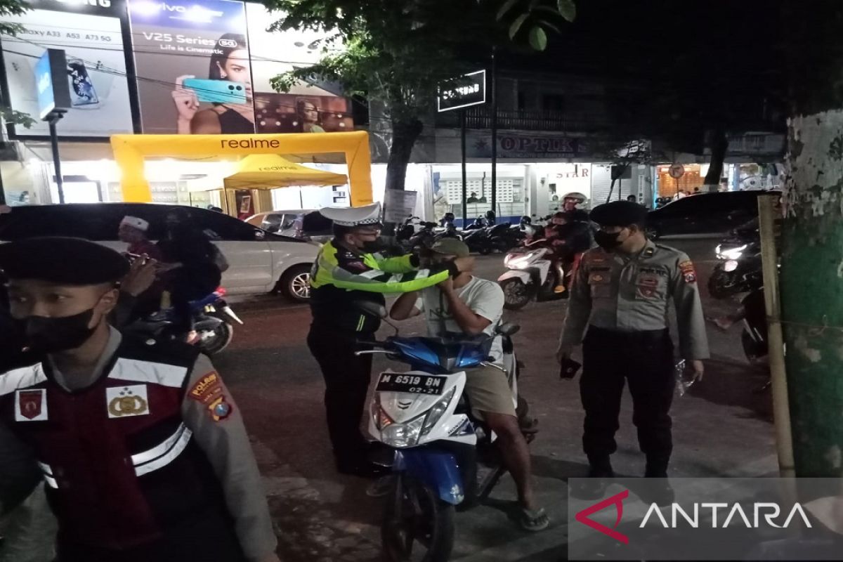 Tim gabungan Pamekasan razia penegakan disiplin prokes