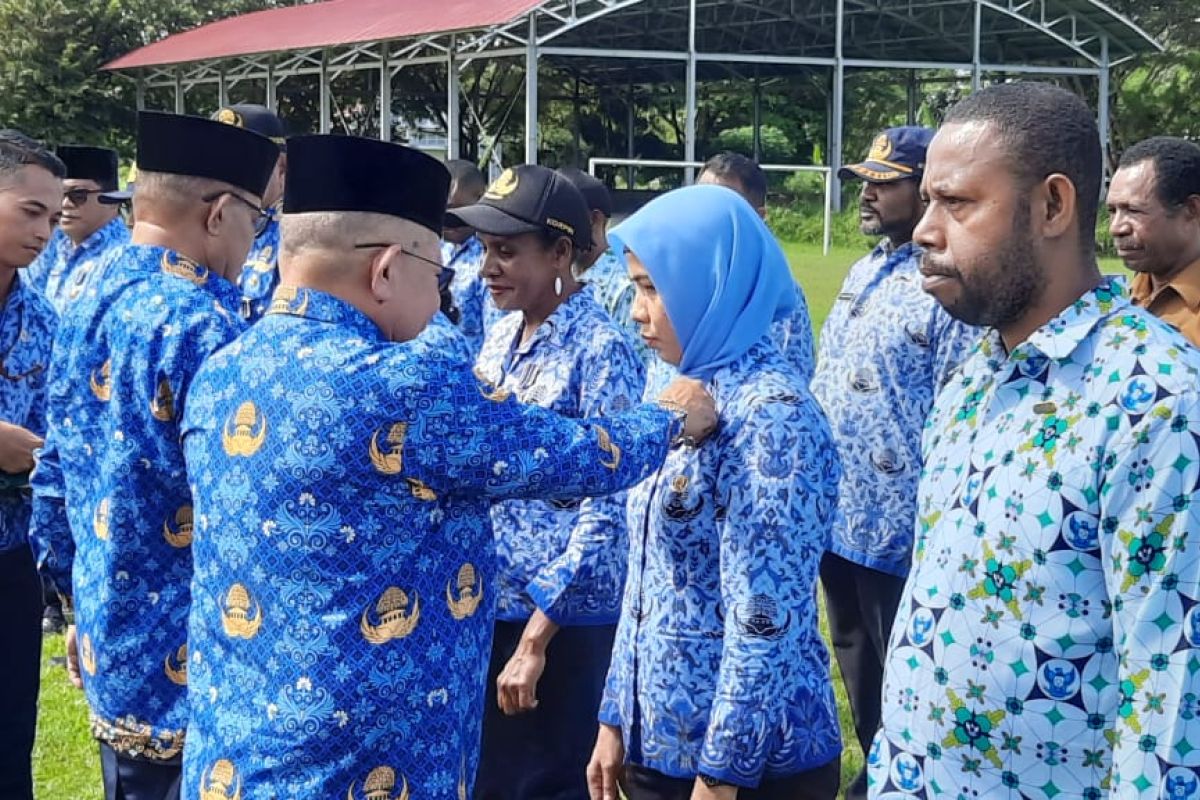 Bupati Mambor: PNS Teluk Wondama harus melek teknologi informasi