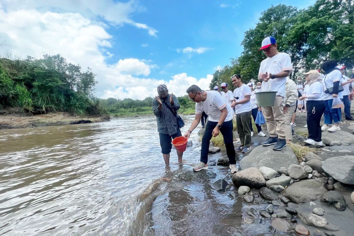 HUT Indonesia Re ke-37, Tebar 15.000 Benih Ikan di Sungai Elo Magelang