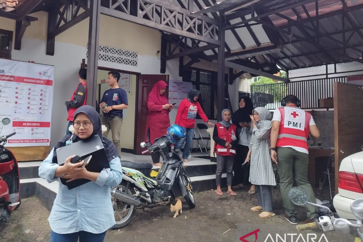 Warga Cianjur berhamburan keluar rumah karena gempa M 6,4 Garut