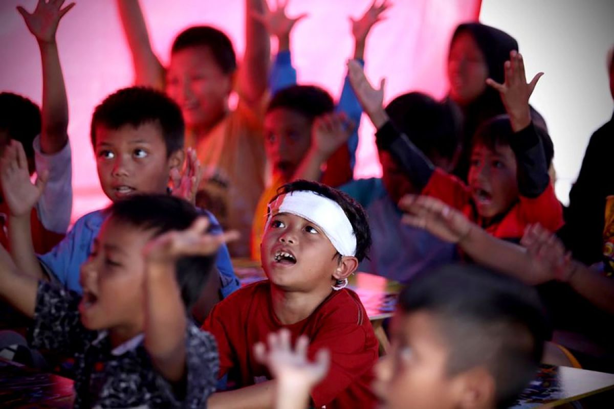 Potret anak-anak di desa  gempa Cianjur belajar di kelas sementara