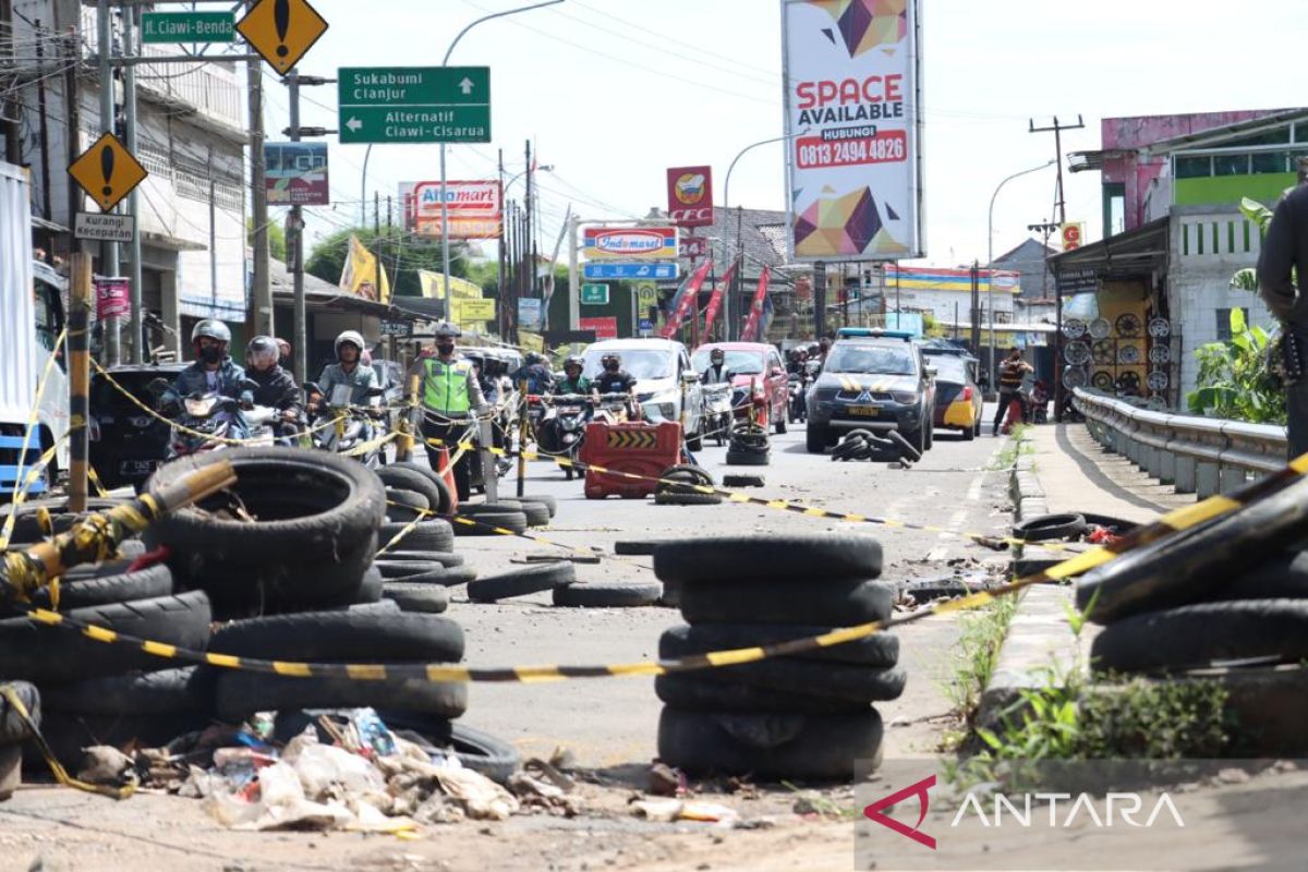 Longsor jalan Bogor-Sukabumi, Polres Bogor alihkan kendaraan besar ke Tol Bocimi