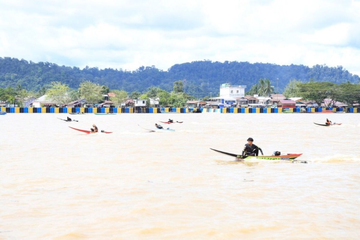 Warga Antusias Saksikan Balap Perahu dan Ketinting 'Festival Sungai Kayan'