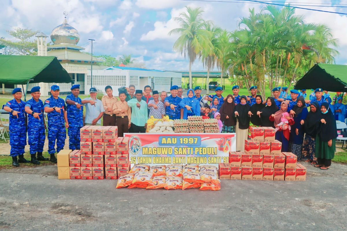 Lanud Raden Sadjad berikan sembako dan pengobatan gratis warga Natuna