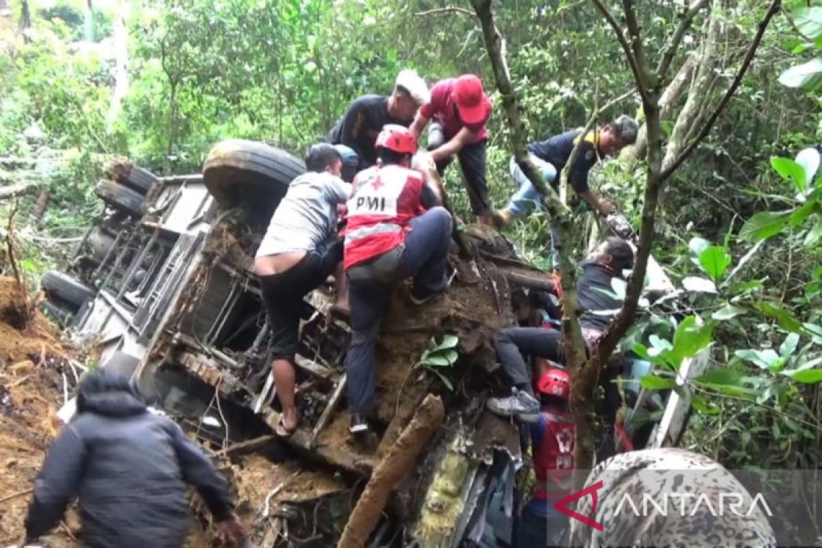 Bus rombongan wisata masuk jurang, tujuh orang tewas puluhan luka-luka