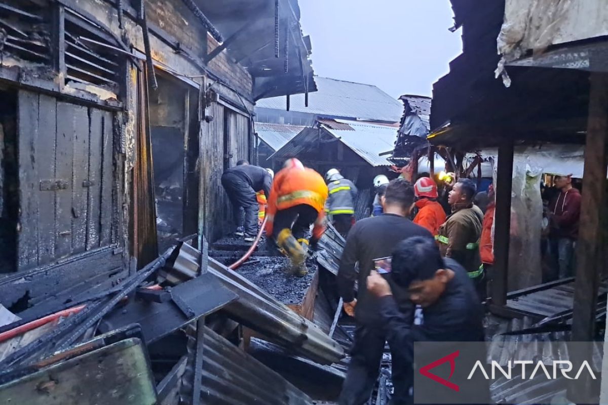 Pasar Bawah Kota Bukittinggi kembali terbakar, 10 kios tinggal puing