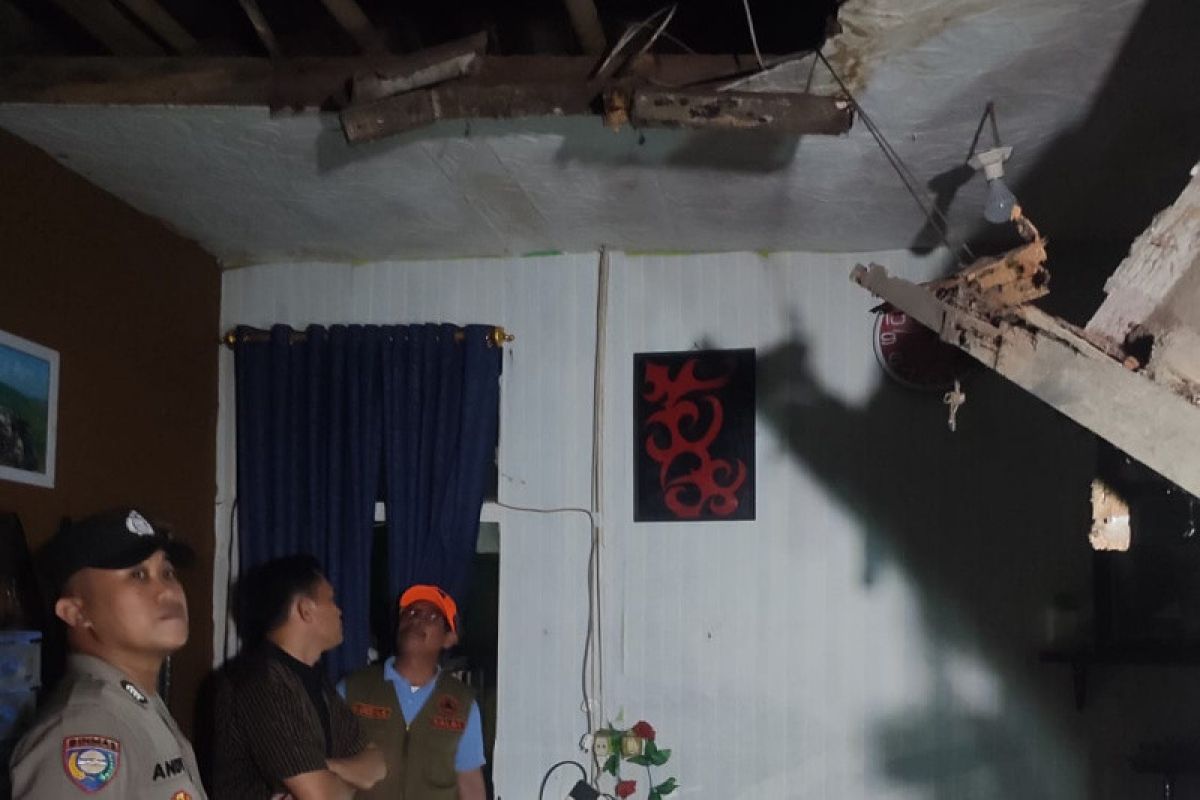 Atap rumah warga di Tasikmalaya runtuh dampak gempa Garut