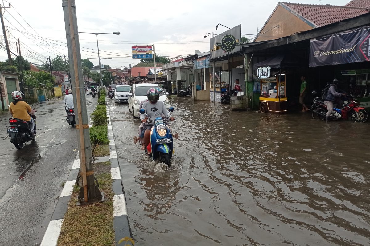 Ruas jalan di Rangkasbitung, Lebak  terendam hingga 60cm