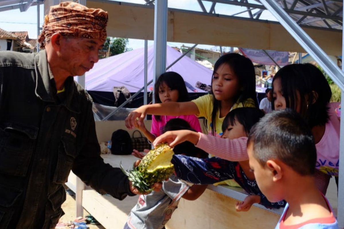 Farmer donates two tons of pineapples to Cianjur's quake victims