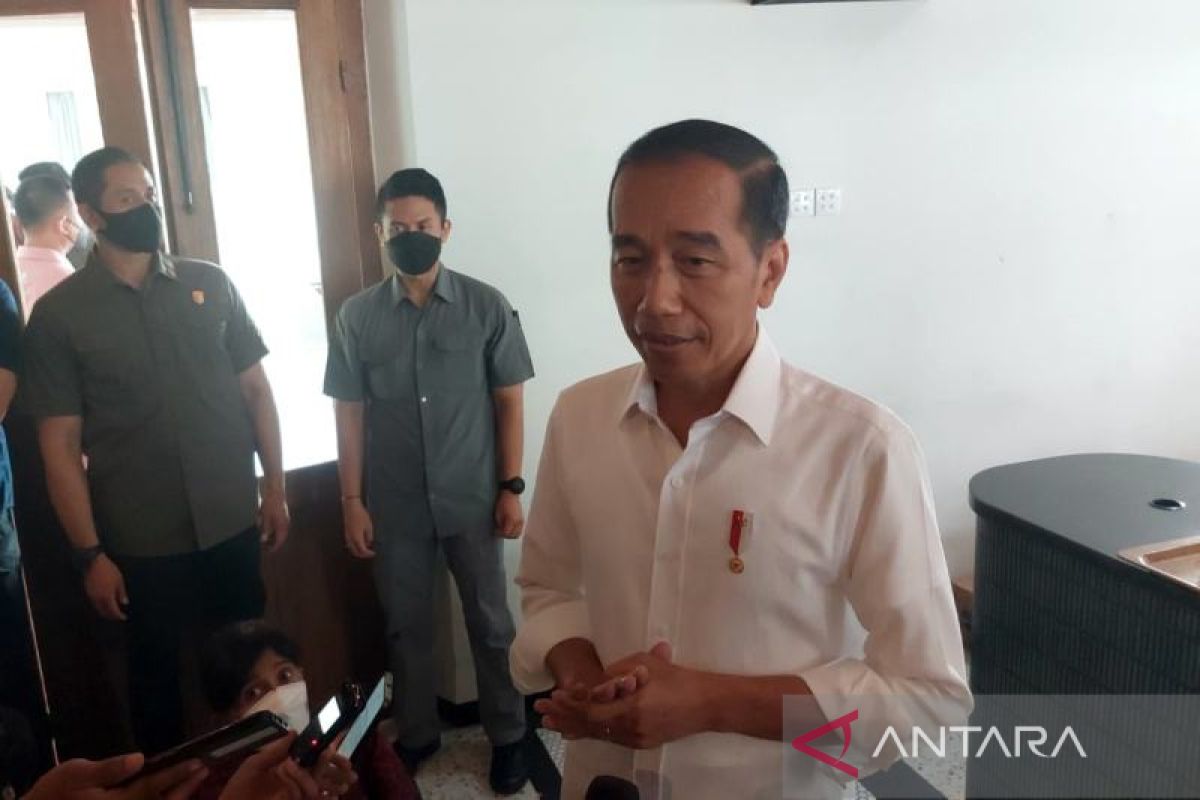 Jokowi ikut rapat persiapan pernikahan Kaesang dan Erina di Solo