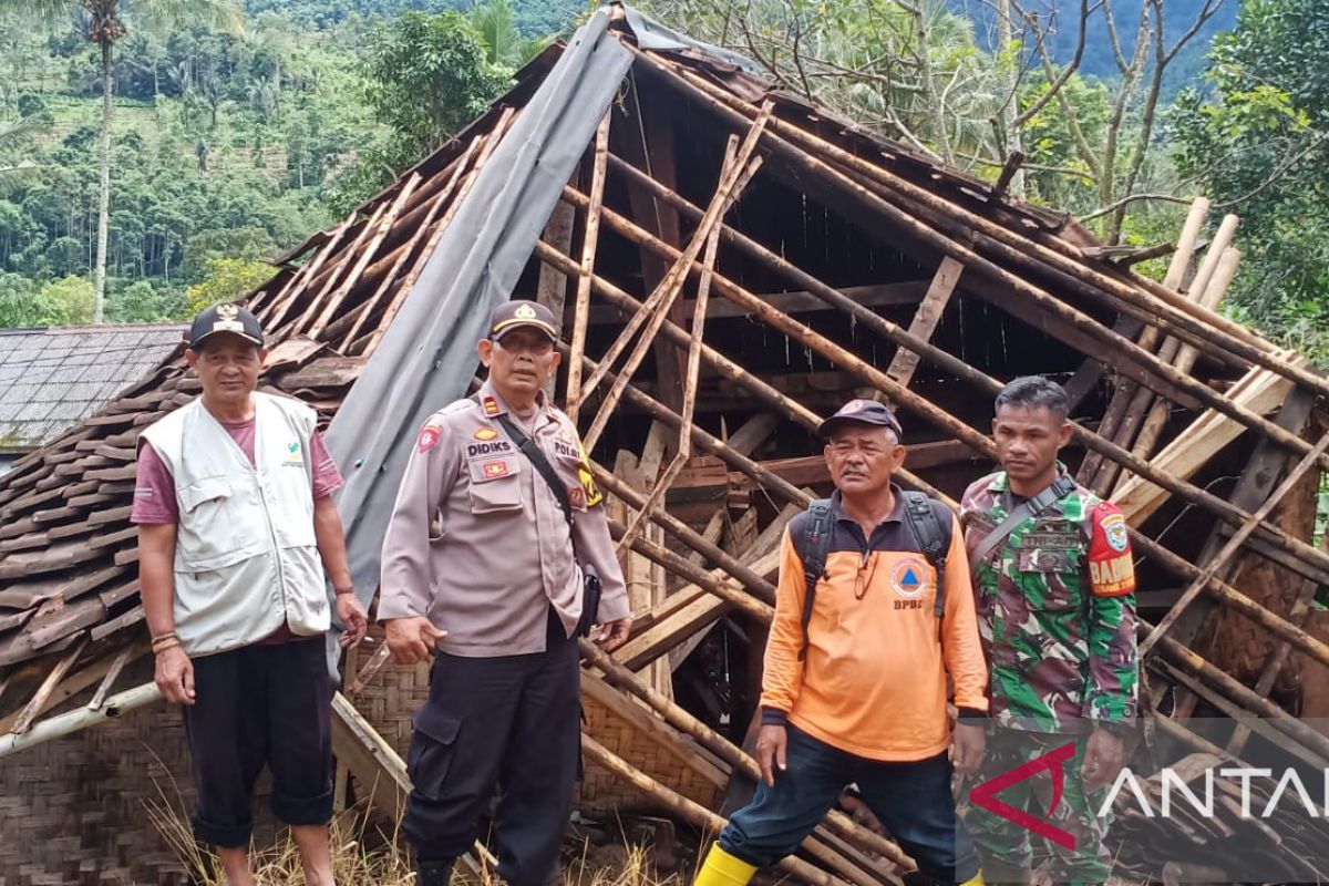 Tertimbun longsor rumah di Kampung Cisarua Sukabumi rusak berat