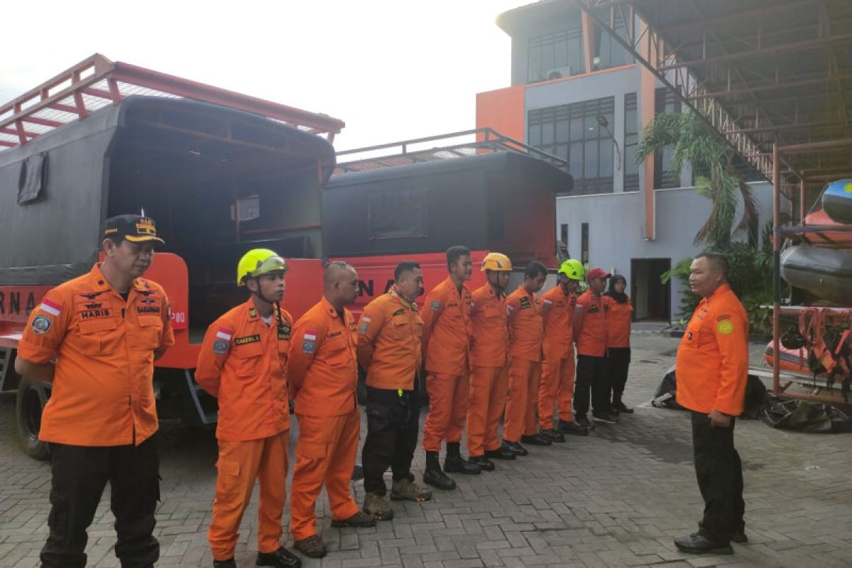 Kantor SAR Surabaya siagakan tiga tim penyelamat di Gunung Semeru